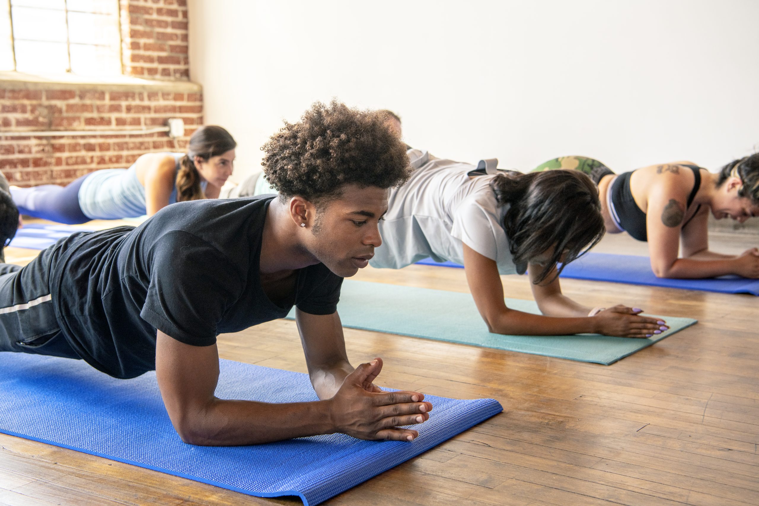 men and women at a yoga class experiencing the benefits of yoga for addiction recovery